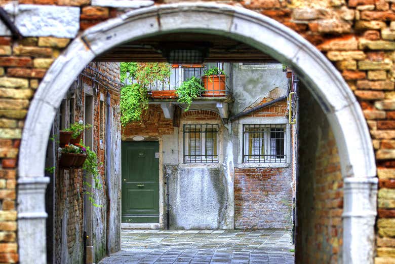 Parcourez les rues du quartier de Castello
