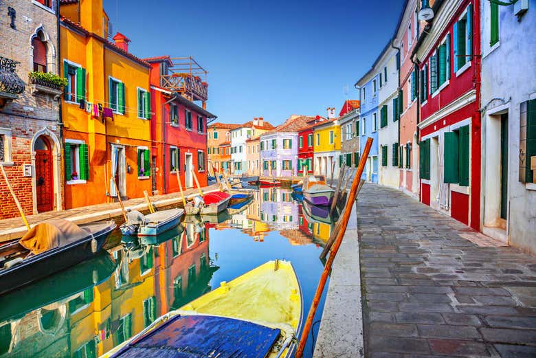 Un canal de Burano et ses maisons colorées 