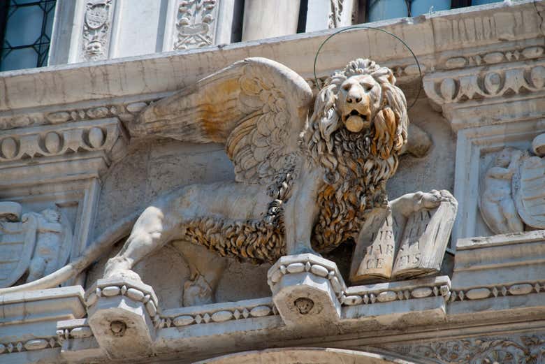 Sculpture d'un lion du palais des Doges de Venise