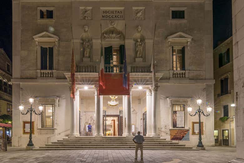 Façade du théâtre La Fenice