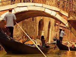 Gondoliers sur les canaux de Venise