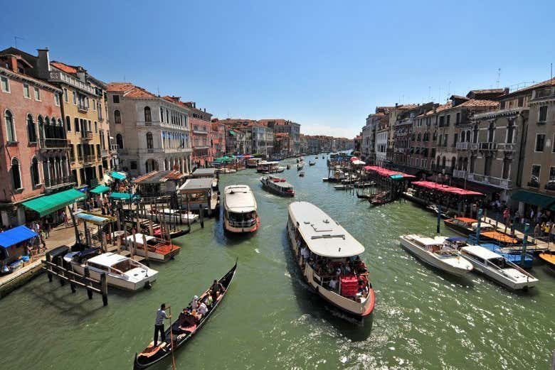 Vaporetti depuis le pont du Rialto